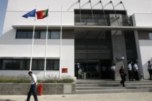 Homem que conduzia carro capotado em Odivelas entrega-se à PSP após morte de mulher