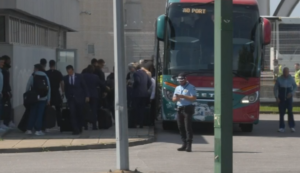 Adeptos portugueses em confrontos na chegada da seleção por causa de Cristiano Ronaldo e a polícia teve de intervir